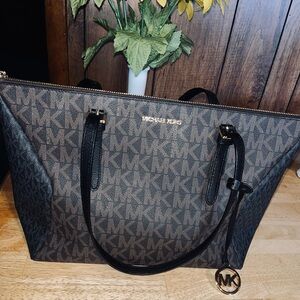 Michael Kors Coraline Large Logo Leather Tote Bag👜